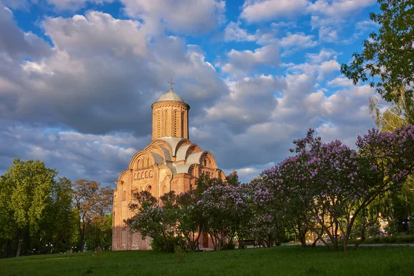 Ukrayna 'nın Chernihiv kentindeki Bohdan Khmelnytsky meydanındaki antik Ukrayna Piatnytska Kilisesi