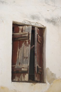 yıpranmış kepenkli pencere