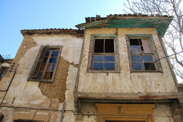 hasarlı ev yeşil hat Kıbrıs.