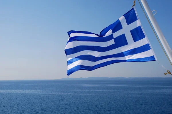Griechische Flagge über dem Meer — Stockfoto