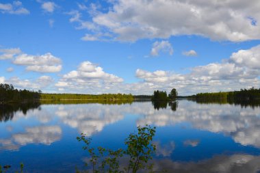 Finlandiya, Laponya 'da bir göle yansıyan güzel bir gökyüzü.