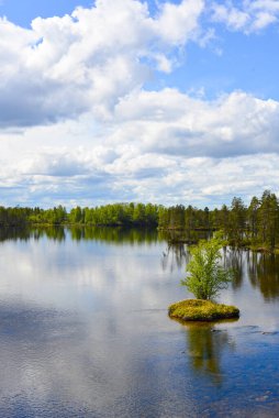 Finlandiya, Laponya 'da bir göle yansıyan güzel bir gökyüzü.