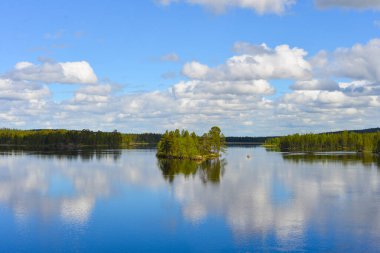 Finlandiya, Laponya 'da bir göle yansıyan güzel bir gökyüzü.