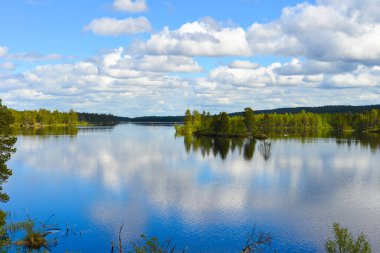 Finlandiya, Laponya 'da bir göle yansıyan güzel bir gökyüzü.