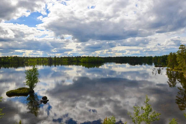 Piękne Niebo Odbite Jeziorze Laponii Finlandia — Zdjęcie stockowe