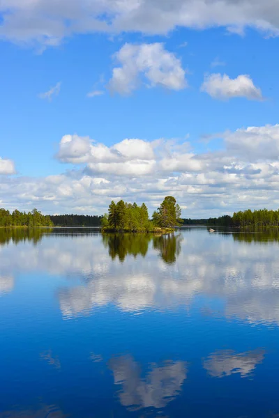 Een Prachtige Lucht Weerspiegeld Een Meer Lapland Finland — Stockfoto
