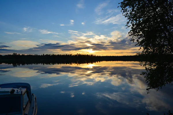 Middernachtzon Reflecteert Een Meer Lapland Finland Tijdens Zomerzonnewende — Stockfoto