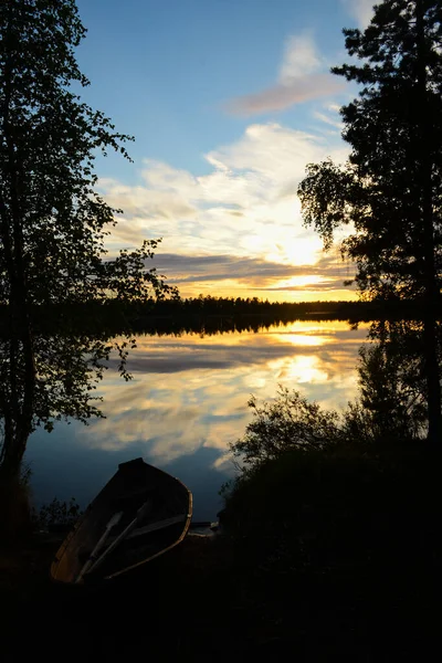 Middernachtzon Reflecteert Een Meer Lapland Finland Tijdens Zomerzonnewende — Stockfoto