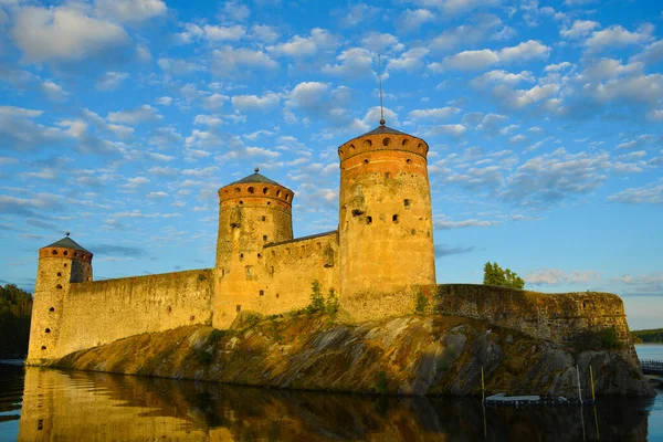 Sol Medianoche Sobre Olavinlinna Castillo Medieval Savonlinna Finlandia — Foto de Stock