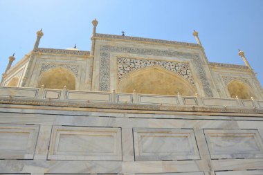 Hindistan 'ın Agra kentindeki Tac Mahal' in ana ön kısmının düşük görünümü.