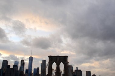 Brooklyn Köprüsü 'nün telleri ve destekçileri.