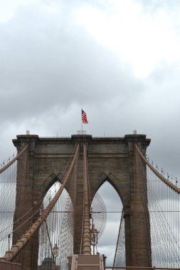 Brooklyn Köprüsü 'nün telleri ve destekçileri.