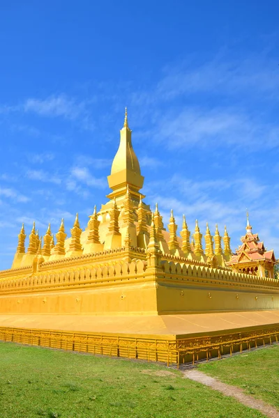ラオスのルアン ビエンチャンという大きな黄金の仏塔 — ストック写真
