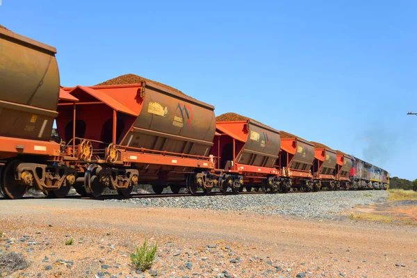 Hosszú Vonat Húzza Szén Megy Keresztül Outback Délnyugat Ausztrália — Stock Fotó