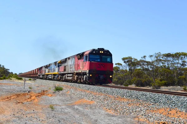 Güneybatı Avustralya Dan Geçerek Kömür Taşıyan Uzun Tren — Stok fotoğraf