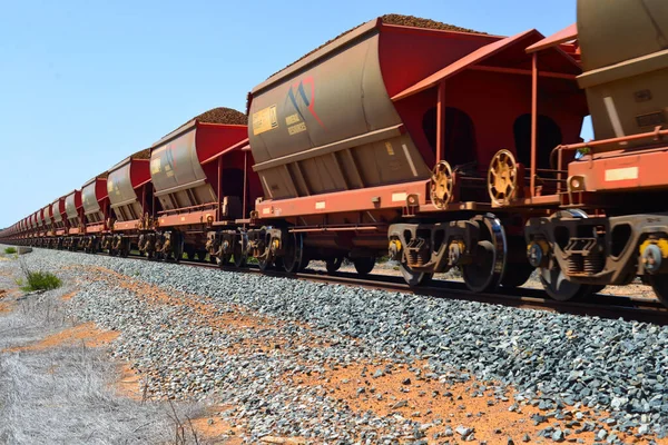 Hosszú Vonat Húzza Szén Megy Keresztül Outback Délnyugat Ausztrália — Stock Fotó