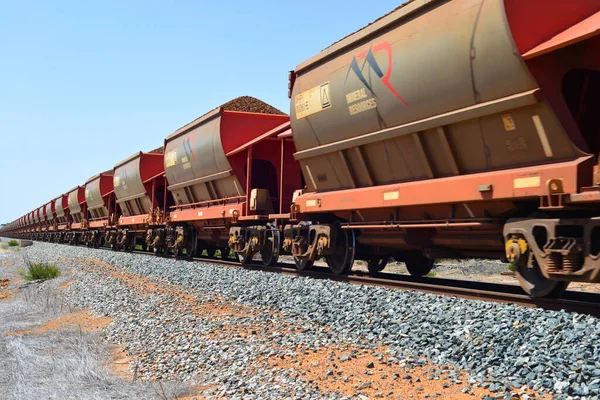 Lange Trein Trekken Kolen Gaan Door Outback Zuidwest Australië — Stockfoto