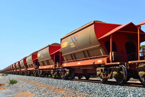 Güneybatı Avustralya Dan Geçerek Kömür Taşıyan Uzun Tren — Stok fotoğraf