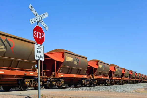 Длинный Поезд Углем Идущий Через Глубинку Юго Западная Австралия — стоковое фото
