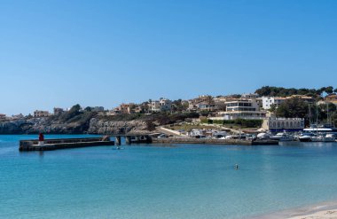 Mallorca sahilinde turuncu çatılı tipik evler, porto christo