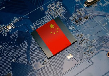 İşlemci çipli bilgisayar elektronik devre kartında Çin bayrağı