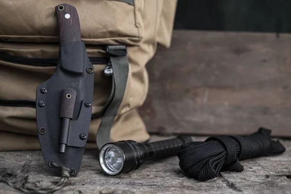 Ormanda hayatta kalmak için gerekli aletlerle dolu bir bıçak. 