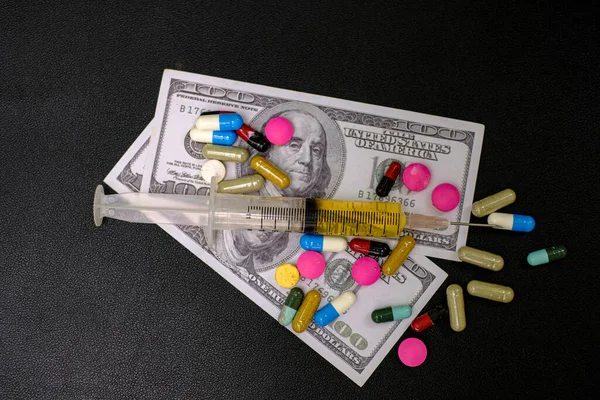 Drug Medicine Syringe Money Banknote Black Background Expensive Treatment Concept — Foto de Stock