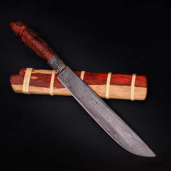 Damascus Camping Knife Custom Natural Tiger Pattern Wood Casing Black — стоковое фото