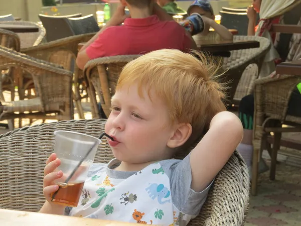 Junge Mit Roten Haaren Trinkt Saft Aus Einem Glas Mit Stockbild
