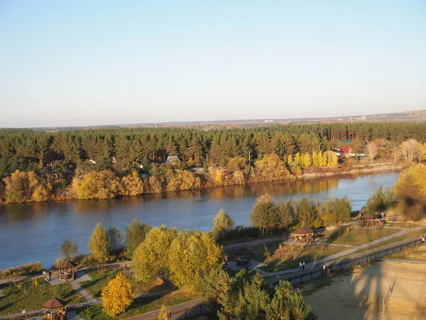 Schöne Luftige Herbstlandschaft Mit Blick Auf Wald Und Fluss Bei — Stockfoto