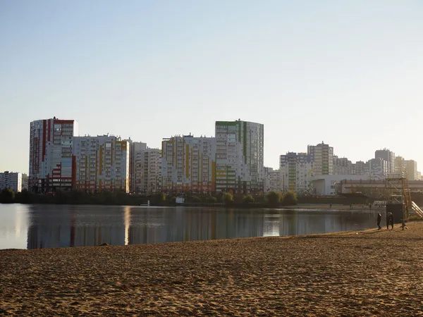 Novas Áreas Residenciais Casas Com Elementos Coloridos Aterro Cidade Penza — Fotografia de Stock