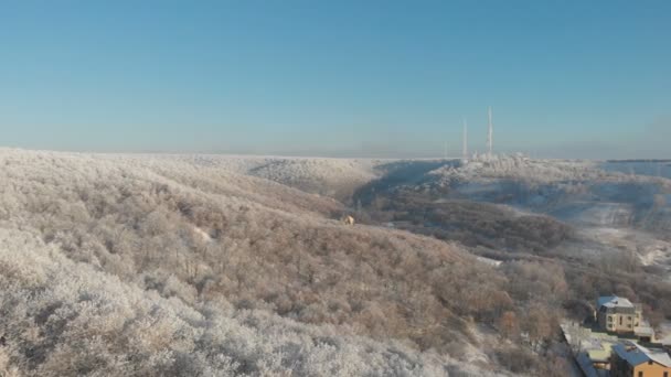 Luchtfoto Van Een Autoweg Winter Besneeuwd Dennenbos Vliegen Het Winterbos — Stockvideo