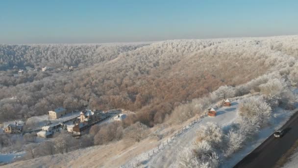 Letecký Pohled Silnici Zimním Sněhem Pokrytém Borovicovém Lese Létání Přes — Stock video