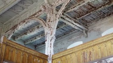 eski bir kilise içinin