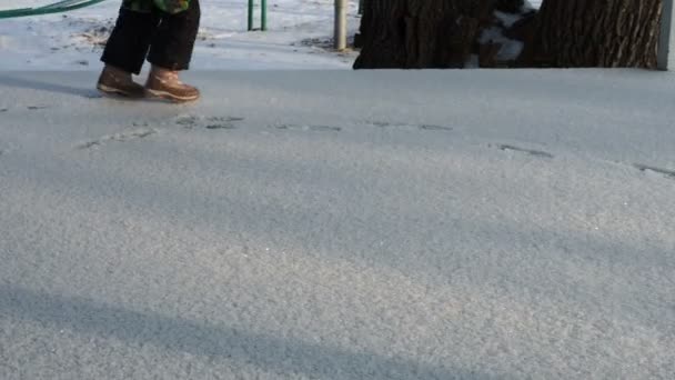 Dziecko Biegnie Przez Świeży Śnieg Robiąc Ślady Stóp — Wideo stockowe