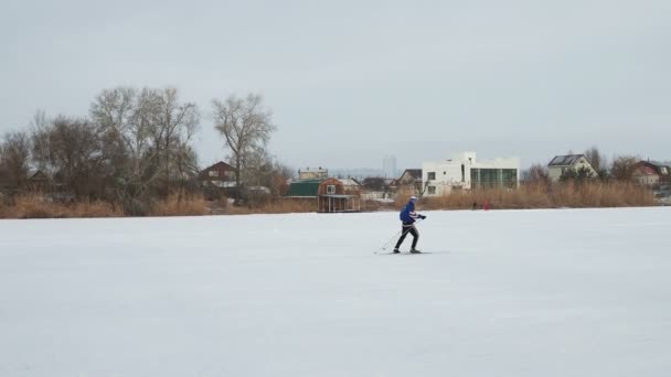 Россия Энгельс Декабрь 2020 Года Человек Лыжах Замерзшей Реке — стоковое видео