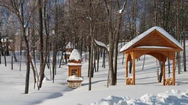 Vackert vinterlandskap med trä uteplats en solig frostig dag. — Stockvideo