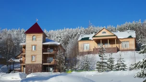 Vackert vinterlandskap med träbyggnader på en solig frostig dag.Khvalynsk, Ryssland - februari 2019 — Stockvideo