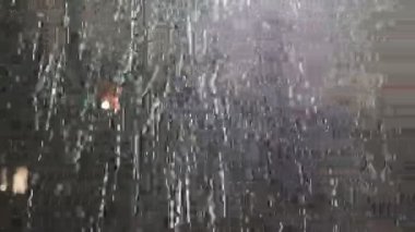 Kötü hava, yağmur ve ıslak kar. Gece lambalarını yansıtır. Geceleri şehirde kar yağıyor.