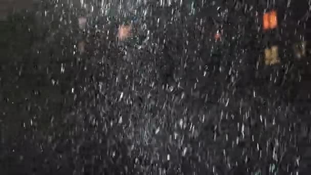 Κακός Καιρός Βροχή Και Υγρό Χιόνι Αντανακλάσεις Νυχτερινά Φώτα Χιονίζει — Αρχείο Βίντεο