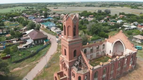 Photographie aérienne sur un drone autour du clocher d'une vieille église luthérienne avec une cloche préservée. — Video