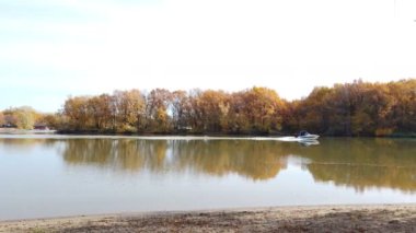 Nehir kıyısındaki sonbahar ormanı