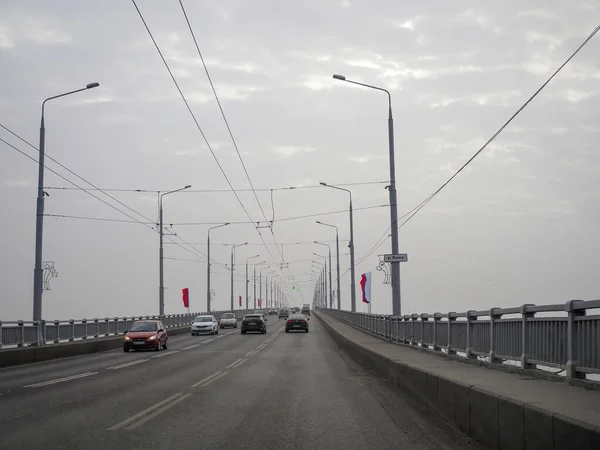 Saratov Rússia Novembro 2021 Carros Atravessam Ponte Sobre Volga Entre — Fotografia de Stock