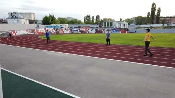 Russia, Saratov - maggio 2021: un gruppo di giovani gioca a palla in uno stadio — Video Stock