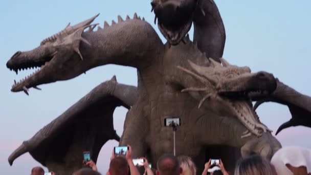 Obwód Lipski Rosja Sierpień 2021 Kamienna Rzeźba Ziejącego Ogniem Trójgłowego — Wideo stockowe