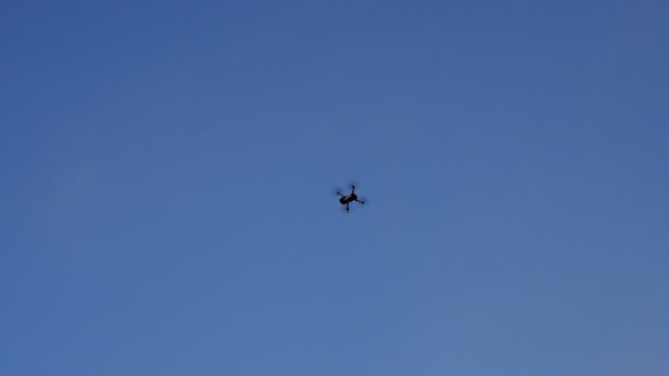 Drone Volando Aire Sobre Fondo Azul Del Cielo Drone Volando — Vídeo de stock