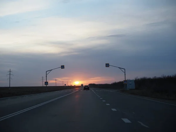 Zachód Słońca Mieście Widok Przepływ Samochodów Wyścigowych Dół Autostrady Granicy — Zdjęcie stockowe