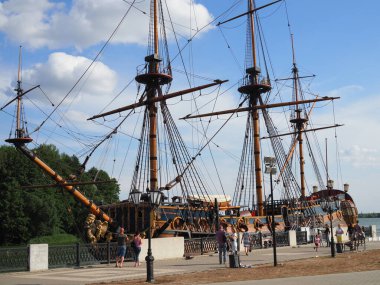 Voronezh, Rusya - Ağustos 2021: Rus 18. yüzyıl donanma amiral gemisi Goto Predestinatsia, yabancı uzmanların yardımı olmadan Rusya 'da inşa edilen ilk gemi.