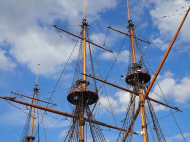 Mavi gökyüzü karşı uzun boylu Gemi direkleri ile yelkenli gemi.