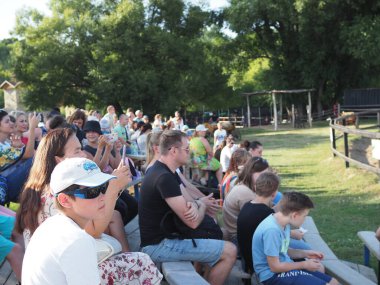 Lipetsk bölgesi, Eletz, Rusya 2021: insanlar gösteriyi açık havada izliyor.